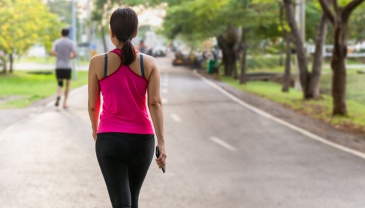 Realizar caminatas diarias contribuye a mejorar nuestra salud y prevenir enfermedades.