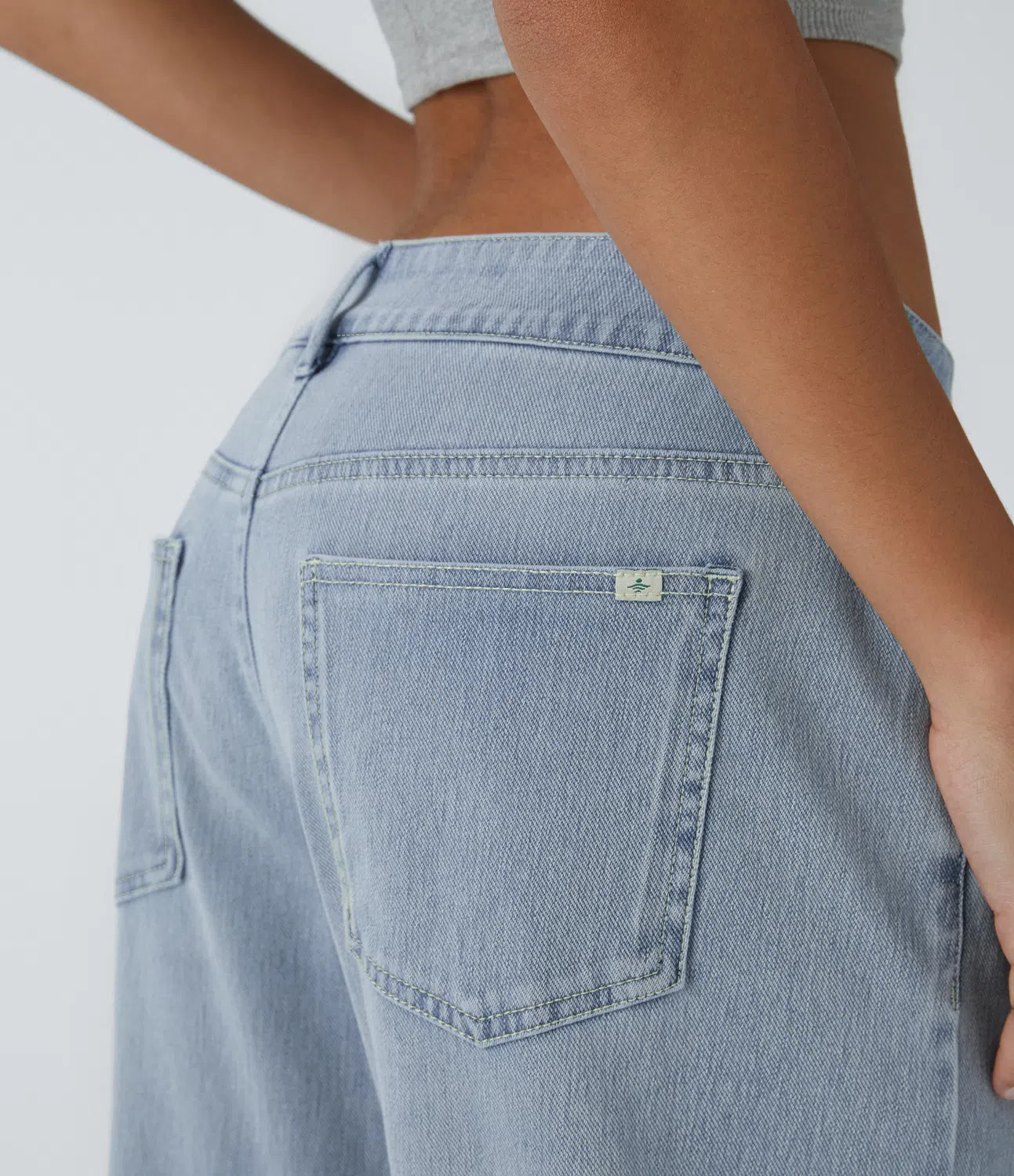 Baggy Flex™ - Jeans casuales anchos de lavado desgastado, tiro bajo, y diseño asimétrico.