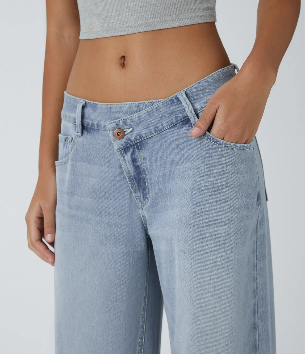 Baggy Flex™ - Jeans casuales anchos de lavado desgastado, tiro bajo, y diseño asimétrico.