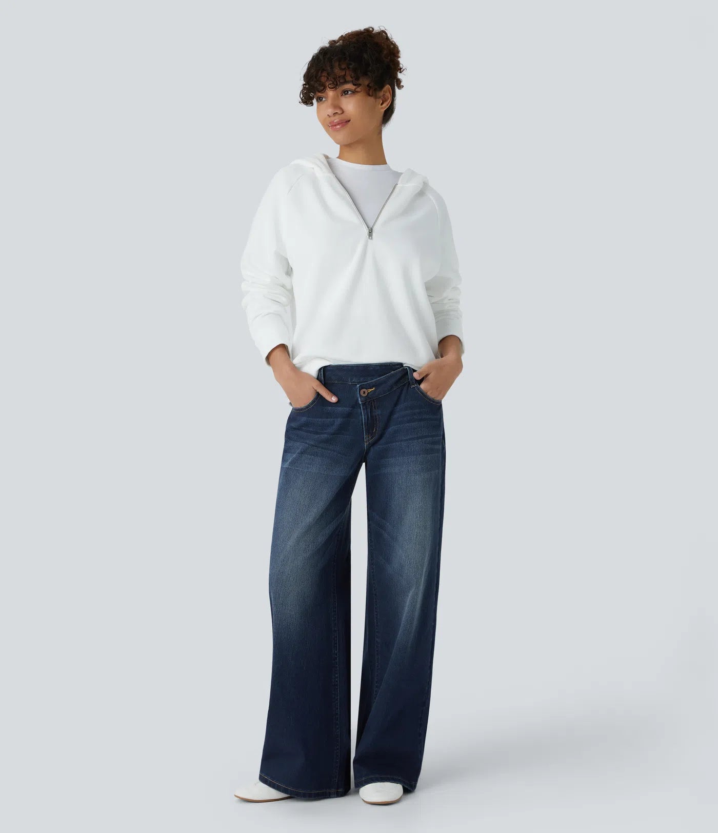 Baggy Flex™ - Jeans casuales anchos de lavado desgastado, tiro bajo, y diseño asimétrico.