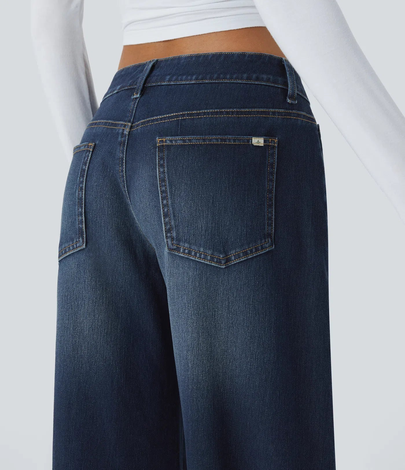 Baggy Flex™ - Jeans casuales anchos de lavado desgastado, tiro bajo, y diseño asimétrico.