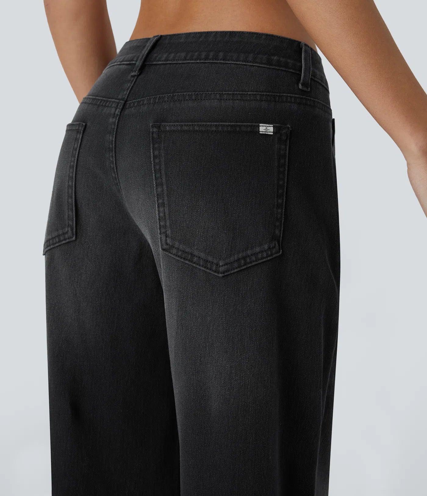Baggy Flex™ - Jeans casuales anchos de lavado desgastado, tiro bajo, y diseño asimétrico.