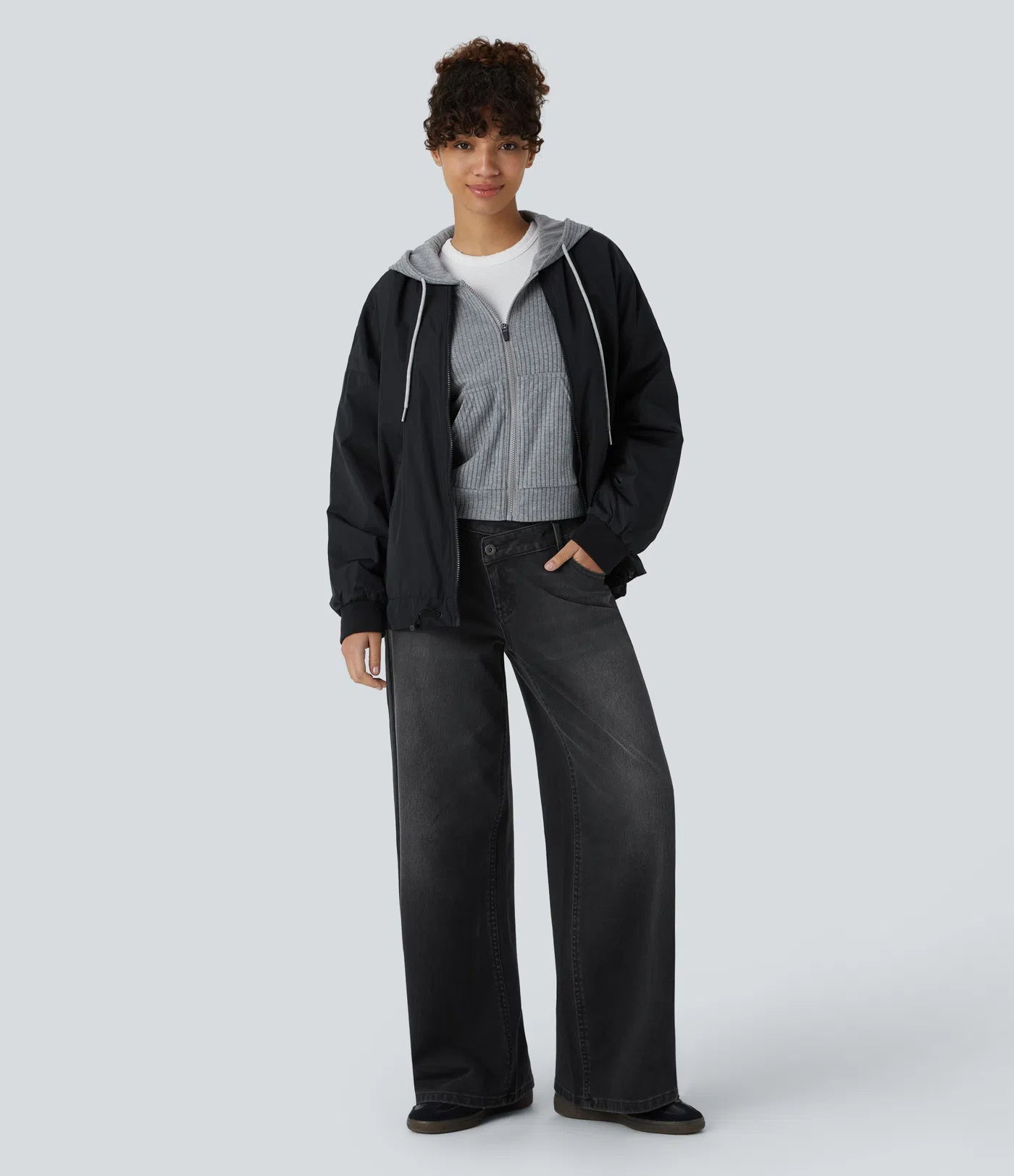 Baggy Flex™ - Jeans casuales anchos de lavado desgastado, tiro bajo, y diseño asimétrico.
